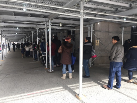 無證移民紛為子女補辦出生證，當自己的護身符。（美國《世界日報》/高夢梓 攝）