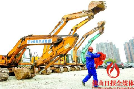 啟動(dòng)儀式結(jié)束后，工作人員扯下挖土機(jī)上的紅布準(zhǔn)備施工。 