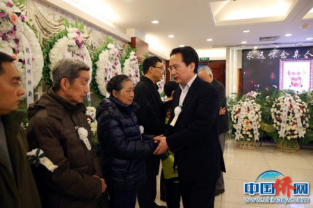 歸僑新聞工作者、中國(guó)新聞社原副總編輯何耕新遺體告別儀式28日上午在北京八寶山殯儀館舉行。國(guó)僑辦副主任譚天星等前往送別。 <a target='_blank' >中新社</a>記者 毛建軍 攝