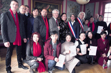 當?shù)卣賳T與嘉賓及部分演員合影。(圖片來源:歐洲時報記者黃冠杰 攝) 當?shù)卣賳T與嘉賓及部分演員合影。(圖片來源:歐洲時報記者黃冠杰 攝)