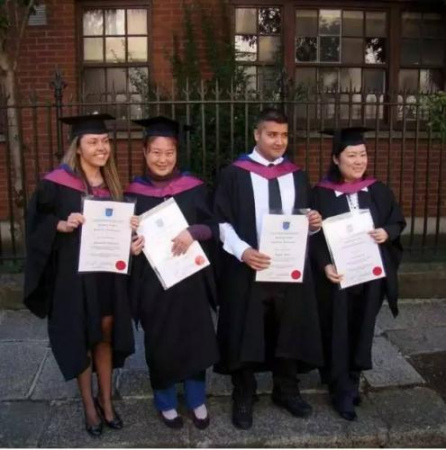 華裔女子李英蕾(音譯)穿學(xué)士服和同學(xué)合影 華裔女子李英蕾(音譯)穿學(xué)士服和同學(xué)合影