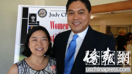 卜君毅夫婦在競(jìng)選造勢(shì)活動(dòng)中合影。（美國《僑報(bào)》/高睿 攝）
