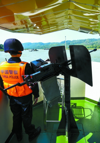 2月22日上午，在巡邏編隊(duì)老撾巡邏艇上，中國操舵員譚建華在指導(dǎo)老撾操舵員。湄公河航道狹窄崎嶇，多激流險(xiǎn)灘，航行需要過人膽識(shí)和豐富經(jīng)驗(yàn)，巡邏編隊(duì)成立時(shí)特招了一批湄公河上的“老司機(jī)”，譚建華就是其中之一。