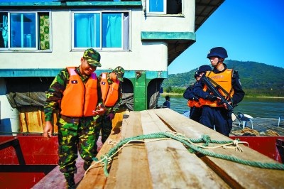 2月22日上午，在老撾孟莫碼頭，中方執(zhí)法人員和老撾人民軍在靠岸的商船上對(duì)貨物進(jìn)行檢查，金三角區(qū)域過去販毒走私猖獗，在聯(lián)合巡航開始后情況有了明顯好轉(zhuǎn)。 