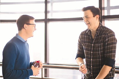 圖為歐坤和韓昊然就畢業(yè)論文問(wèn)題進(jìn)行討論。 　　本報(bào)記者 楊俊峰攝