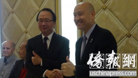 陳贊新和梁僑漢在競(jìng)選造勢(shì)活動(dòng)中相互支持。（美國(guó)《僑報(bào)/高睿 攝）