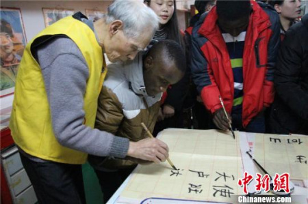 留學(xué)生寫書法。(湯雨馨 攝)