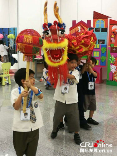 泰國兒童舞獅子不亦樂乎。