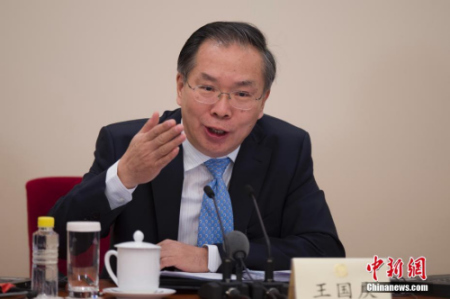 圖為大會(huì)新聞發(fā)言人王國(guó)慶答中外記者提問(wèn)。<a target='_blank' >中新社</a>記者 韋亮 攝