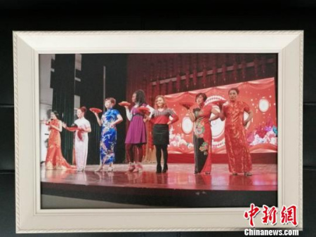 僑鄉(xiāng)青田送文化禮堂出國門。王宇提供