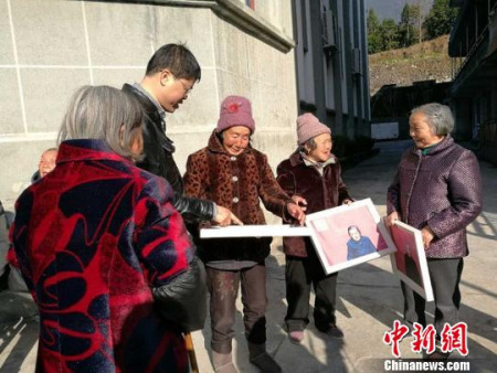 僑鄉(xiāng)青田送文化禮堂出國門。王宇提供