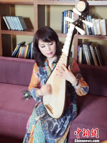 陳玲玉現(xiàn)場(chǎng)彈唱拿手名曲《悲歌廣陵散》 李凌 攝