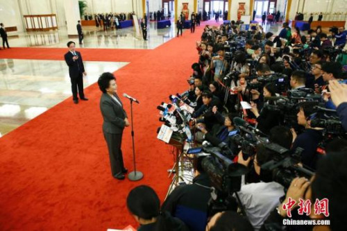 3月3日，全國(guó)政協(xié)十二屆五次會(huì)議在北京人民大會(huì)堂開(kāi)幕。國(guó)務(wù)院僑務(wù)辦公室主任裘援平在“部長(zhǎng)通道”接受記者采訪。<a target='_blank' >中新社</a>記者 楊可佳 攝