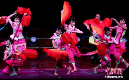 當(dāng)?shù)貢r(shí)間2月12日，由中國國務(wù)院僑務(wù)辦公室和中國海外交流協(xié)會主辦、澳大利亞南海文化傳媒集團(tuán)承辦、悉尼華星藝術(shù)團(tuán)協(xié)辦的2017年“文化中國·四海同春”大型歌舞音樂會在悉尼市政廳再度上演。圖為喜慶的開場舞《張燈結(jié)彩》。 <a target='_blank' >中新社</a>記者 賴海隆 攝