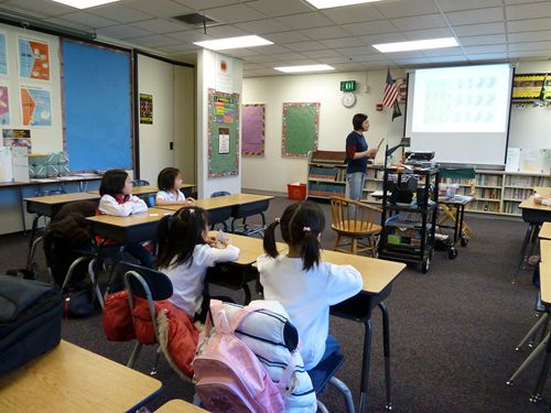 小朋友在中文學(xué)校上課。