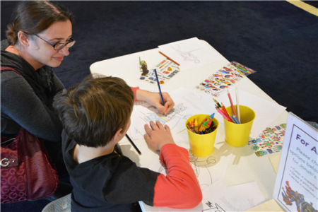 追思告別儀式前，受害者生前的同學(xué)用積木、畫筆紀(jì)念黃民田。（美國《世界日報(bào)》/啟鉻 攝）