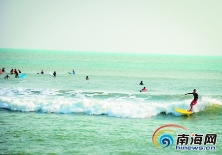 2016年12月2日，來自全世界各地的選手在萬寧日月灣享受沖浪運(yùn)動(dòng)。(資料照片)