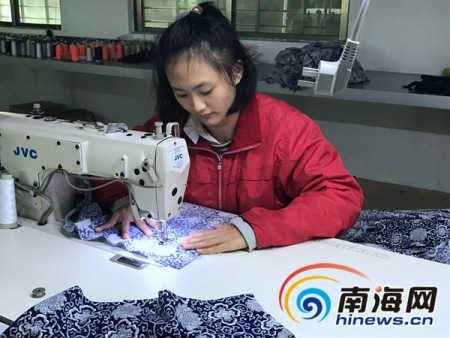 捷瑞在車縫衣服。