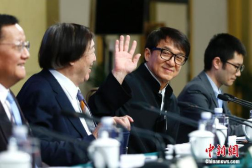 3月7日，全國政協(xié)十二屆五次會議在北京梅地亞兩會新聞中心召開“政協(xié)委員談堅定文化自信講好中國故事”記者會。圖為成龍委員出席記者會。<a target='_blank' >中新社</a>記者 富田 攝