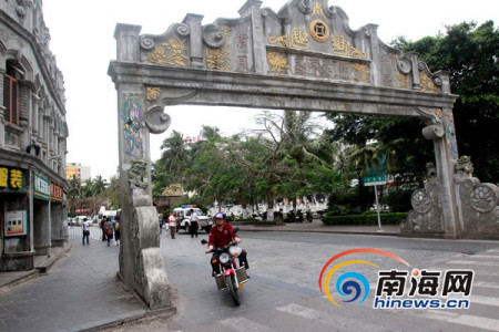 “南洋文化之旅·感受文昌魅力”大型媒體采風(fēng)活動走進(jìn)文昌文南老街。 南海網(wǎng)記者陳望 攝