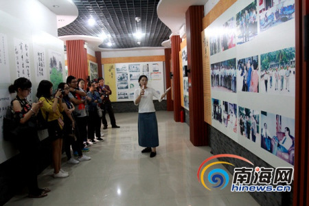 “南洋文化之旅·感受文昌魅力”大型媒體采風(fēng)活動走進(jìn)文昌中學(xué)。 南海網(wǎng)記者陳望 攝