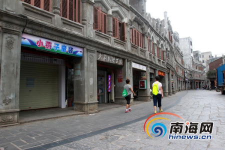 　“南洋文化之旅·感受文昌魅力”大型媒體采風(fēng)活動走進(jìn)文昌文南老街。 南海網(wǎng)記者陳望 攝