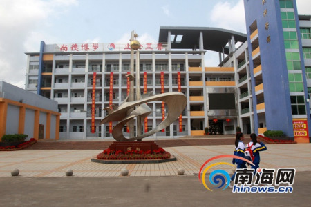 “南洋文化之旅·感受文昌魅力”大型媒體采風(fēng)活動走進(jìn)文昌華僑中學(xué)。 南海網(wǎng)記者陳望 攝