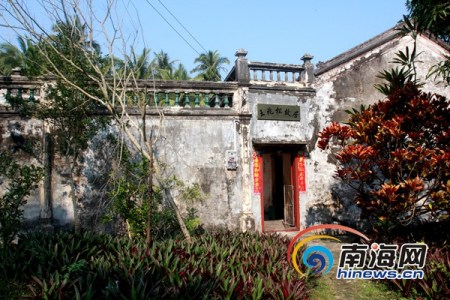 “南洋文化之旅·感受文昌魅力”大型媒體采風(fēng)活動走進(jìn)文昌王兆松故居。 南海網(wǎng)記者陳望 攝