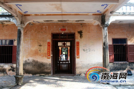 “南洋文化之旅·感受文昌魅力”大型媒體采風(fēng)活動走進(jìn)文昌王兆松故居。 南海網(wǎng)記者陳望 攝