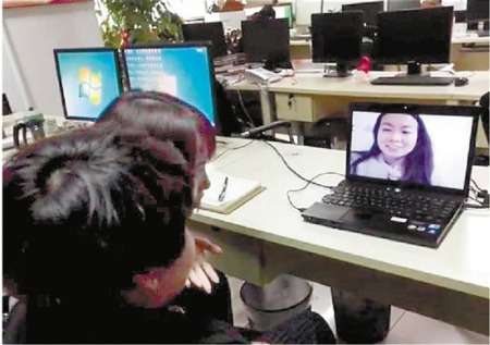 琳西和親生母親吳女士通過視頻連線。