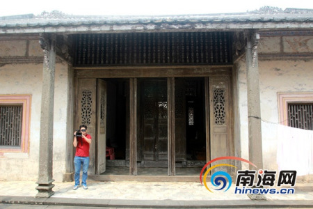 “南洋文化之旅·感受文昌魅力”大型媒體采風(fēng)活動走進文昌鋪前鎮(zhèn)林家大院。南海網(wǎng)記者陳望 攝