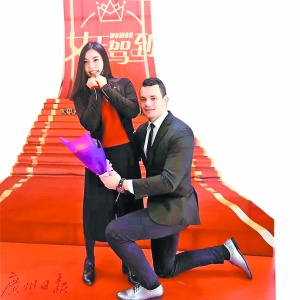 “男神”送上鮮花，讓女員工心花怒放。