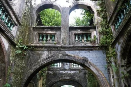 符家宅的西洋石拱建筑，雄偉壯觀。墻壁和地面上苔蘚，勾勒出古宅讓人情緒復(fù)雜的悲傷。（圖片來源：中國(guó)僑網(wǎng)）