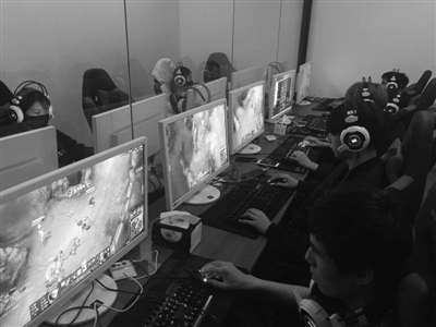 盤古電競(jìng)俱樂(lè)部的隊(duì)員正在進(jìn)行訓(xùn)練。