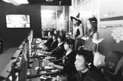 宜博電競(jìng)館的線下水友賽現(xiàn)場(chǎng)對(duì)戰(zhàn)激烈，請(qǐng)來(lái)coser助陣。