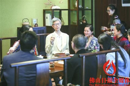 　2016年12月4日下午，“總編約茶·茶遇上景德鎮(zhèn)瓷器”在歸然書院舉行。/佛山日報記者王偉楠攝