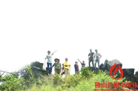 　2016年10月，佛山日報采訪團在瑤族護林隊的帶領和保護下登上羅坑茶巖頂。/佛山日報見習記者譚吉慧