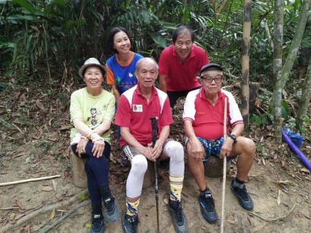 在怡保捷兔協(xié)會(huì)中不乏高齡登山者，他們的體力依舊強(qiáng)壯。前排左起為82歲徐梅珍、76歲劉智達(dá)及82歲胡萬鐸。（馬來西亞《星洲日報(bào)》）