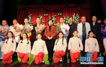 圖為上海僑聯(lián)主席沈敏與參與演出的演員合影留念。 潘索菲 攝