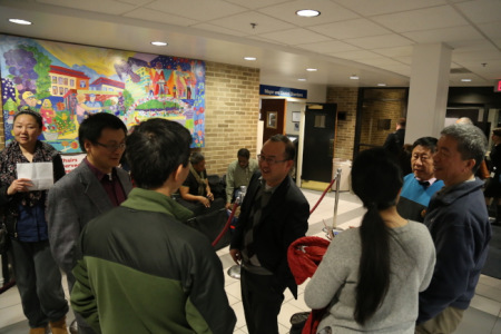 洛杉磯市政廳舉行聽證會(huì)，關(guān)于地方警察該如何進(jìn)行移民執(zhí)法的聽證吸引90多人作證，華人代表亦有20多人。(美國(guó)《世界日?qǐng)?bào)》/羅曉媛 攝)