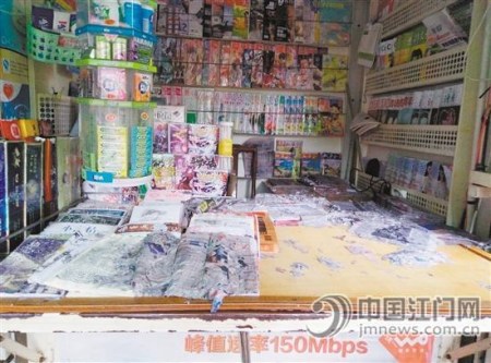 距爆管處約3米的報亭內，報紙雜志被水流沖爛。