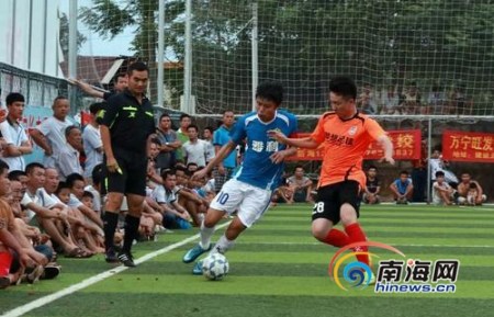 2015年的“長豐軍坡杯”足球邀請賽上，有不少選手曾在李才武家人的指導(dǎo)下訓(xùn)練。(資料圖)2015年的“長豐軍坡杯”足球邀請賽上，有不少選手曾在李才武家人的指導(dǎo)下訓(xùn)練。(資料圖)