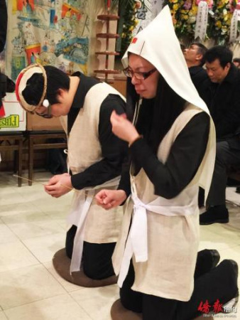 女兒文新更忍不住灑淚。（美國《僑報(bào)》/葉永康 攝）