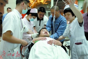 易康成在追擊嫌疑人的過程中英勇負(fù)傷。