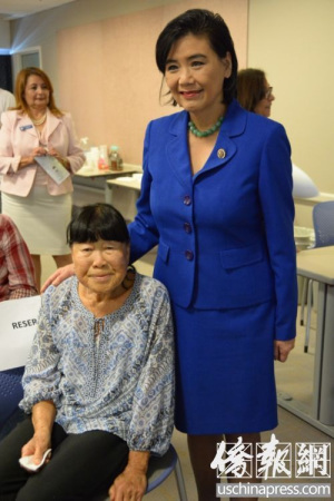 趙美心(右)和張瑞芬女兒楊玉英(左)合影。（美國《僑報》/夏嘉 攝）