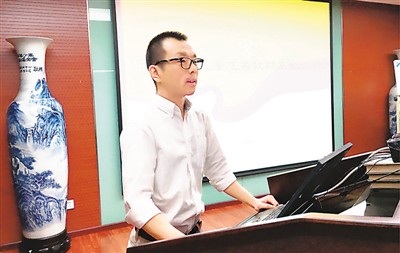 戴令飛在介紹中華少年兒童慈善救助基金會的項目，創(chuàng)立到現(xiàn)在一直走接地氣路線。