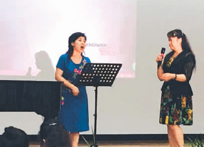 　　趙小華老師（右）在對全國藝術(shù)院校骨干教師進(jìn)行培訓(xùn)。