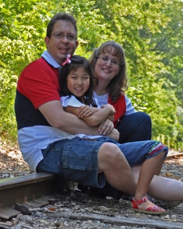 賀爾太太及丈夫和布魯克林合影。（美國《世界日報(bào)》）