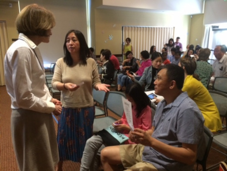 美中家長親子教育協(xié)會減壓講座，華裔家長現(xiàn)場請教Brassard教授（左）。（美國《世界日報》/楊青 攝）