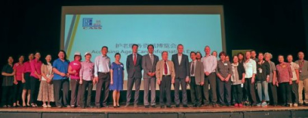 參加資訊博覽會的人員合影。（悉尼華助中心圖片）